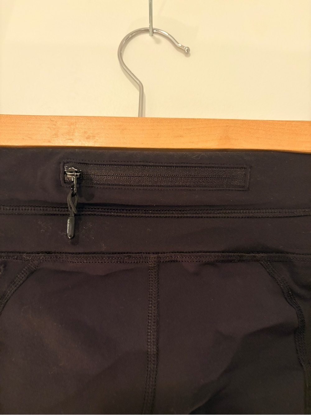 Lululemon Active Capris Leggings in Black with back pocket - Picture 6 of 8